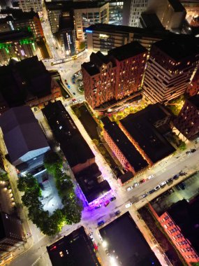 Aydınlanmış Central Manchester City ve Downtown Buildings 'in Hava Gecesi Manzarası, İngiltere. Yüksek Açılı Kamera 4 Mayıs 2024 'te İHA' nın Gece Yarısı Kamerasıyla çekildi..