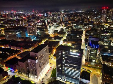 Aydınlanmış Central Manchester City ve Downtown Buildings 'in Hava Gecesi Manzarası, İngiltere. Yüksek Açılı Kamera 4 Mayıs 2024 'te İHA' nın Gece Yarısı Kamerasıyla çekildi..