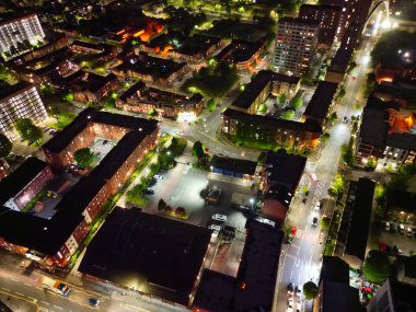 Aydınlanmış Central Manchester City ve Downtown Buildings 'in Hava Gecesi Manzarası, İngiltere. Yüksek Açılı Kamera 4 Mayıs 2024 'te İHA' nın Gece Yarısı Kamerasıyla çekildi..