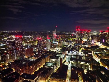 Aydınlanmış Central Manchester City ve Downtown Buildings 'in Hava Gecesi Manzarası, İngiltere. Yüksek Açılı Kamera 4 Mayıs 2024 'te İHA' nın Gece Yarısı Kamerasıyla çekildi..