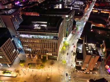 Aydınlanmış Central Manchester City ve Downtown Buildings 'in Hava Gecesi Manzarası, İngiltere. Yüksek Açılı Kamera 4 Mayıs 2024 'te İHA' nın Gece Yarısı Kamerasıyla çekildi..