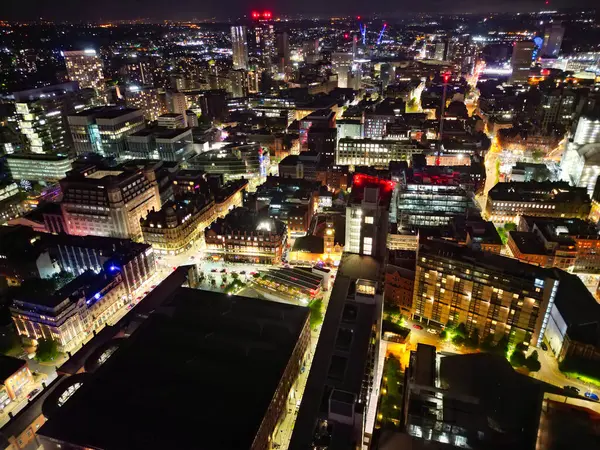 Aydınlanmış Central Manchester City ve Downtown Buildings 'in Hava Gecesi Manzarası, İngiltere. Yüksek Açılı Kamera 4 Mayıs 2024 'te İHA' nın Gece Yarısı Kamerasıyla çekildi..