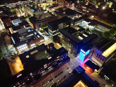 Aydınlanmış Central Manchester City ve Downtown Buildings 'in Hava Gecesi Manzarası, İngiltere. Yüksek Açılı Kamera 4 Mayıs 2024 'te İHA' nın Gece Yarısı Kamerasıyla çekildi..