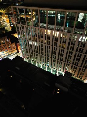 Aydınlanmış Central Manchester City ve Downtown Buildings 'in Hava Gecesi Manzarası, İngiltere. Yüksek Açılı Kamera 4 Mayıs 2024 'te İHA' nın Gece Yarısı Kamerasıyla çekildi..