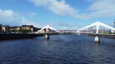 Büyük Britanya 'nın başkenti Clyde' dan İskoçya 'ya uzanan Central Glasgow şehrindeki yüksek açılı seyahat görüntüleri. 5 Haziran 2024