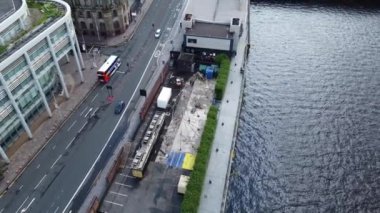 Büyük Britanya 'nın başkenti Clyde' dan İskoçya 'ya uzanan Central Glasgow şehrindeki yüksek açılı seyahat görüntüleri. 5 Haziran 2024