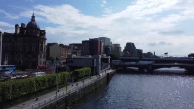 Büyük Britanya 'nın başkenti Clyde' dan İskoçya 'ya uzanan Central Glasgow şehrindeki yüksek açılı seyahat görüntüleri. 5 Haziran 2024