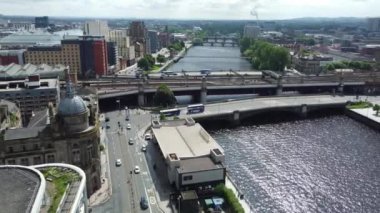 Büyük Britanya 'nın başkenti Clyde' dan İskoçya 'ya uzanan Central Glasgow şehrindeki yüksek açılı seyahat görüntüleri. 5 Haziran 2024