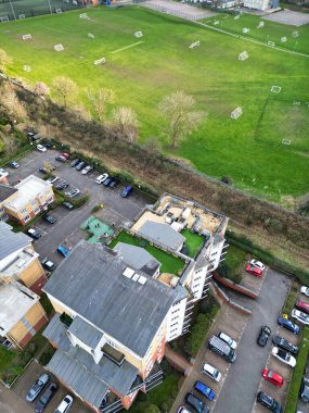 İngiltere 'nin Watford şehrinin havadan görüntüsü. Gün boyunca 3 Mart 2024. Yüksek Açılı Görüntü, güneşli bir günde 3 Mart 2024 'te çekildi. Watford City Kuzey Londra 'da yer almaktadır..