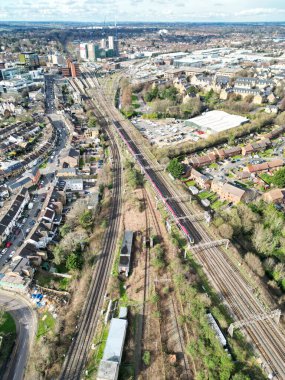 İngiltere 'nin Watford şehrinin havadan görüntüsü. Gün boyunca 3 Mart 2024. Yüksek Açılı Görüntü, güneşli bir günde 3 Mart 2024 'te çekildi. Watford City Kuzey Londra 'da yer almaktadır..