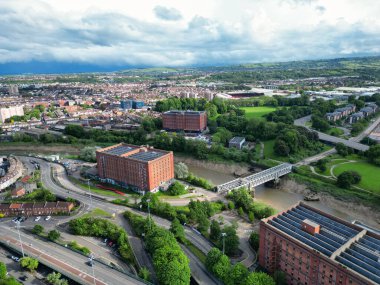 İngiltere 'nin güneybatısındaki Hotwells Central Bristol City' deki binaların havadan görüntüsü. Yüksek Açılı Kamera 27 Mayıs 2024 'te İHA' nın Orta Yükseklikten Kamerası ile yakalandı..