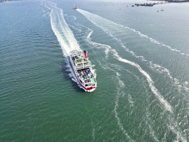 İngiltere, Kent 'teki Hythe Town Okyanusu ve Sahili Yüksek Açı Manzarası. Okyanustaki Feribot ve Teknelerin Hava Görüntüsü 17 Mayıs 2024 'te Drone' un Kamerasıyla çekildi.