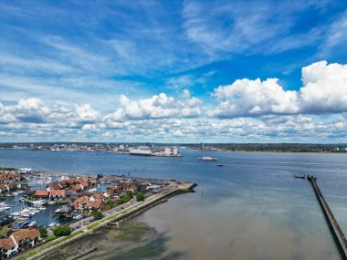 İngiltere, Kent 'teki Hythe Town Okyanusu ve Sahili Yüksek Açı Manzarası. Okyanustaki Feribot ve Teknelerin Hava Görüntüsü 17 Mayıs 2024 'te Drone' un Kamerasıyla çekildi.