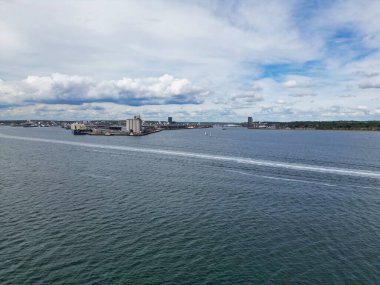 İngiltere, Kent 'teki Hythe Town Okyanusu ve Sahili Yüksek Açı Manzarası. Okyanustaki Feribot ve Teknelerin Hava Görüntüsü 17 Mayıs 2024 'te Drone' un Kamerasıyla çekildi.