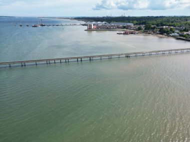 İngiltere, Kent 'teki Hythe Town Okyanusu ve Sahili Yüksek Açı Manzarası. Okyanustaki Feribot ve Teknelerin Hava Görüntüsü 17 Mayıs 2024 'te Drone' un Kamerasıyla çekildi.