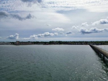 İngiltere, Kent 'teki Hythe Town Okyanusu ve Sahili Yüksek Açı Manzarası. Okyanustaki Feribot ve Teknelerin Hava Görüntüsü 17 Mayıs 2024 'te Drone' un Kamerasıyla çekildi.