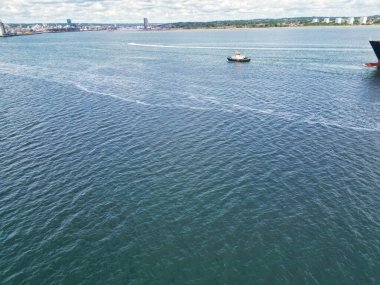 İngiltere, Kent 'teki Hythe Town Okyanusu ve Sahili Yüksek Açı Manzarası. Okyanustaki Feribot ve Teknelerin Hava Görüntüsü 17 Mayıs 2024 'te Drone' un Kamerasıyla çekildi.