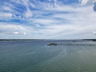 İngiltere, Kent 'teki Hythe Town Okyanusu ve Sahili Yüksek Açı Manzarası. Okyanustaki Feribot ve Teknelerin Hava Görüntüsü 17 Mayıs 2024 'te Drone' un Kamerasıyla çekildi.