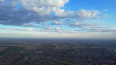 Ani Hareketli Yağmurun, Eşsiz Bulutların ve İngiltere 'nin Üzerindeki Gökyüzünün Zaman Hızı Görüntüsü Büyük Britanya