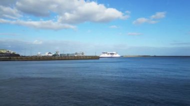 İngiltere 'nin Dover Denizi Limanı' nın Yüksek Açılı Manzarası Güzel ve Parlak Gün 'de çok az bulut ile. Hava görüntüsü 20 Nisan 2024 'te orta yükseklikten insansız hava aracı kamerasıyla kaydedildi.