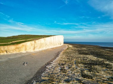 Birleşik Krallık 'ın Beachy Head Burun Bölgesi' ndeki İngiliz Turist Cazibesi Yüksek Açı Manzarası ve Günbatımında Doğu Sussex, İngiltere 'deki Eastbourne Okyanusu. Drone 'un Kamera Görüntüsü 10 Mayıs 2024' te çekildi.