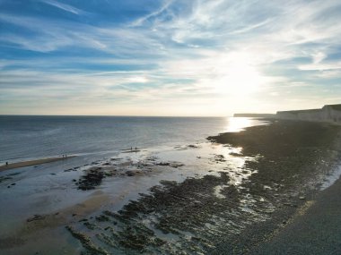 Birleşik Krallık 'ın Beachy Head' deki British Tourist Attraction at Beachy Head view and Ocean at Eastbourne, East Sussex, England during Sunset. Drone 'un Kamera Görüntüsü 10 Mayıs 2024' te çekildi.