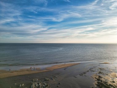 Birleşik Krallık 'ın Beachy Head Burun Bölgesi' ndeki İngiliz Turist Cazibesi Yüksek Açı Manzarası ve Günbatımında Doğu Sussex, İngiltere 'deki Eastbourne Okyanusu. Drone 'un Kamera Görüntüsü 10 Mayıs 2024' te çekildi.