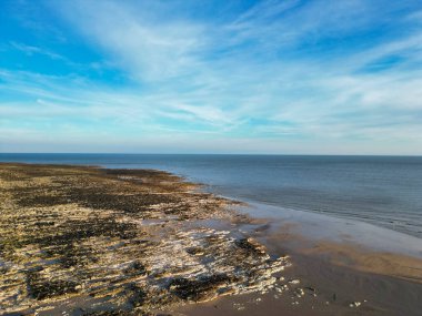 Birleşik Krallık 'ın Beachy Head Burun Bölgesi' ndeki İngiliz Turist Cazibesi Yüksek Açı Manzarası ve Günbatımında Doğu Sussex, İngiltere 'deki Eastbourne Okyanusu. Drone 'un Kamera Görüntüsü 10 Mayıs 2024' te çekildi.