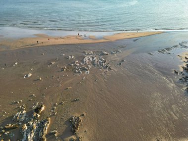 Birleşik Krallık 'ın Beachy Head Burun Bölgesi' ndeki İngiliz Turist Cazibesi Yüksek Açı Manzarası ve Günbatımında Doğu Sussex, İngiltere 'deki Eastbourne Okyanusu. Drone 'un Kamera Görüntüsü 10 Mayıs 2024' te çekildi.
