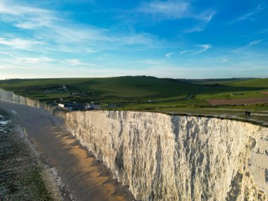 Birleşik Krallık 'ın Beachy Head Burun Bölgesi' ndeki İngiliz Turist Cazibesi Yüksek Açı Manzarası ve Günbatımında Doğu Sussex, İngiltere 'deki Eastbourne Okyanusu. Drone 'un Kamera Görüntüsü 10 Mayıs 2024' te çekildi.