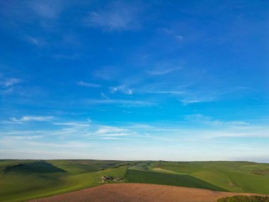Birleşik Krallık 'ın Beachy Head Burun Bölgesi' ndeki İngiliz Turist Cazibesi Yüksek Açı Manzarası ve Günbatımında Doğu Sussex, İngiltere 'deki Eastbourne Okyanusu. Drone 'un Kamera Görüntüsü 10 Mayıs 2024' te çekildi.