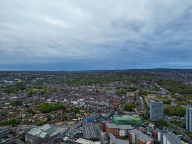 İngiltere 'nin Güney Yorkshire kentindeki Sheffield Şehir Merkezi' nin Hava Görüntüsü. Yüksek Açılı Kamera 29 Nisan 2024 'te Orta Yükseklikten Günbatımında İHA' nın Kamerasıyla yakalandı..