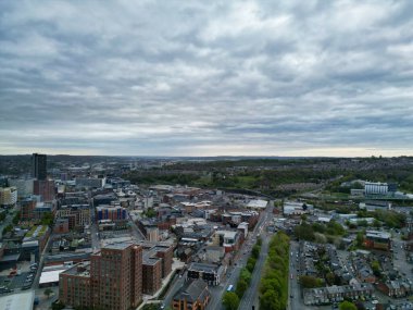 İngiltere 'nin Güney Yorkshire kentindeki Sheffield Şehir Merkezi' nin Hava Görüntüsü. Yüksek Açılı Kamera 29 Nisan 2024 'te Orta Yükseklikten Günbatımında İHA' nın Kamerasıyla yakalandı..
