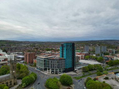 İngiltere 'nin Güney Yorkshire kentindeki Sheffield Şehir Merkezi' nin Hava Görüntüsü. Yüksek Açılı Kamera 29 Nisan 2024 'te Orta Yükseklikten Günbatımında İHA' nın Kamerasıyla yakalandı..