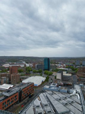 İngiltere 'nin Güney Yorkshire kentindeki Sheffield Şehir Merkezi' nin Hava Görüntüsü. Yüksek Açılı Kamera 29 Nisan 2024 'te Orta Yükseklikten Günbatımında İHA' nın Kamerasıyla yakalandı..