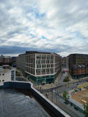İngiltere 'nin Güney Yorkshire kentindeki Sheffield Şehir Merkezi' nin Hava Görüntüsü. Yüksek Açılı Kamera 29 Nisan 2024 'te Orta Yükseklikten Günbatımında İHA' nın Kamerasıyla yakalandı..