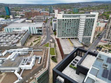 İngiltere 'nin Güney Yorkshire kentindeki Sheffield Şehir Merkezi' nin Hava Görüntüsü. Yüksek Açılı Kamera 29 Nisan 2024 'te Orta Yükseklikten Günbatımında İHA' nın Kamerasıyla yakalandı..