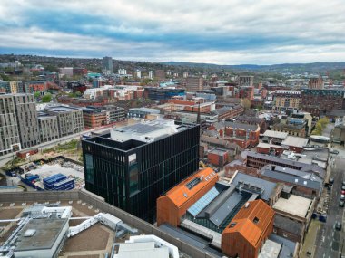 İngiltere 'nin Güney Yorkshire kentindeki Sheffield Şehir Merkezi' nin Hava Görüntüsü. Yüksek Açılı Kamera 29 Nisan 2024 'te Orta Yükseklikten Günbatımında İHA' nın Kamerasıyla yakalandı..