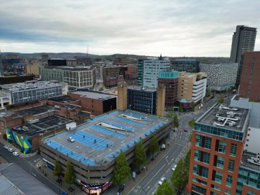 İngiltere 'nin Güney Yorkshire kentindeki Sheffield Şehir Merkezi' nin Hava Görüntüsü. Yüksek Açılı Kamera 29 Nisan 2024 'te Orta Yükseklikten Günbatımında İHA' nın Kamerasıyla yakalandı..