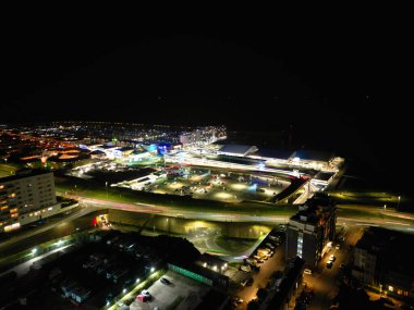 Aydınlanmış Brighton Sahili ve Okyanus Şehri 'nin ve İngiltere' nin Doğu Sussex 'in İngiliz Turist Çekimi' nin Hava Görüntüsü, İngiltere Büyük Britanya Gece Vakti. Drone 'un Kamera Görüntüsü 3 Aralık 2024