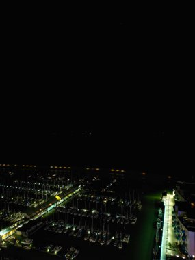 Aydınlanmış Brighton Sahili ve Okyanus Şehri 'nin ve İngiltere' nin Doğu Sussex 'in İngiliz Turist Çekimi' nin Hava Görüntüsü, İngiltere Büyük Britanya Gece Vakti. Drone 'un Kamera Görüntüsü 3 Aralık 2024