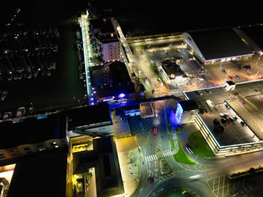 Aydınlanmış Brighton Sahili ve Okyanus Şehri 'nin ve İngiltere' nin Doğu Sussex 'in İngiliz Turist Çekimi' nin Hava Görüntüsü, İngiltere Büyük Britanya Gece Vakti. Drone 'un Kamera Görüntüsü 3 Aralık 2024