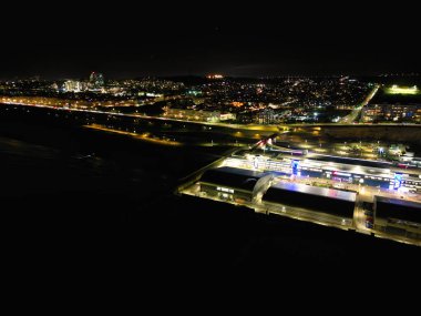 Aydınlanmış Brighton Sahili ve Okyanus Şehri 'nin ve İngiltere' nin Doğu Sussex 'in İngiliz Turist Çekimi' nin Hava Görüntüsü, İngiltere Büyük Britanya Gece Vakti. Drone 'un Kamera Görüntüsü 3 Aralık 2024