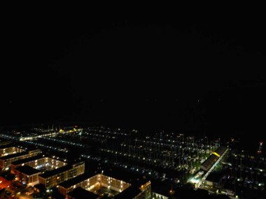 Aydınlanmış Brighton Sahili ve Okyanus Şehri 'nin ve İngiltere' nin Doğu Sussex 'in İngiliz Turist Çekimi' nin Hava Görüntüsü, İngiltere Büyük Britanya Gece Vakti. Drone 'un Kamera Görüntüsü 3 Aralık 2024