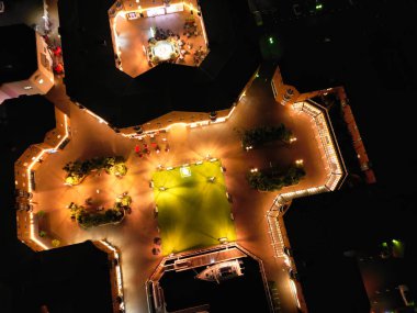 Aydınlanmış Brighton Sahili ve Okyanus Şehri 'nin ve İngiltere' nin Doğu Sussex 'in İngiliz Turist Çekimi' nin Hava Görüntüsü, İngiltere Büyük Britanya Gece Vakti. Drone 'un Kamera Görüntüsü 3 Aralık 2024