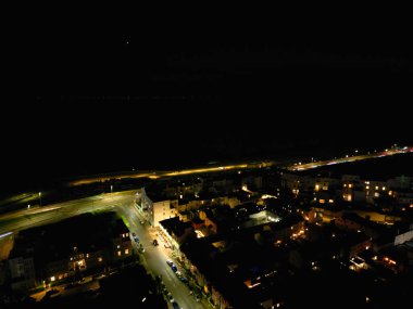Aydınlanmış Brighton Sahili ve Okyanus Şehri 'nin ve İngiltere' nin Doğu Sussex 'in İngiliz Turist Çekimi' nin Hava Görüntüsü, İngiltere Büyük Britanya Gece Vakti. Drone 'un Kamera Görüntüsü 3 Aralık 2024