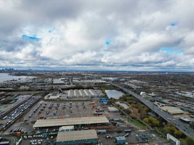 Dagenham City 'nin Yüksek Açılı Manzarası İngiltere' nin Doğu Londra Başkenti Gün Batımında Büyük Britanya. Hava Görüntüleri 2 Mart 2024 'te İHA' nın Kamerasıyla Orta Yükseklikten çekildi..