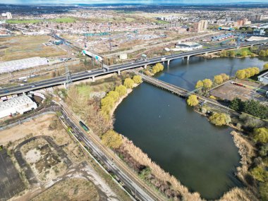 Dagenham City 'nin Yüksek Açılı Manzarası İngiltere' nin Doğu Londra Başkenti Gün Batımında Büyük Britanya. Hava Görüntüleri 2 Mart 2024 'te İHA' nın Kamerasıyla Orta Yükseklikten çekildi..