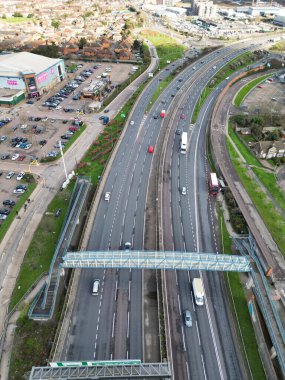 Dagenham City 'nin Yüksek Açılı Manzarası İngiltere' nin Doğu Londra Başkenti Gün Batımında Büyük Britanya. Hava Görüntüleri 2 Mart 2024 'te İHA' nın Kamerasıyla Orta Yükseklikten çekildi..
