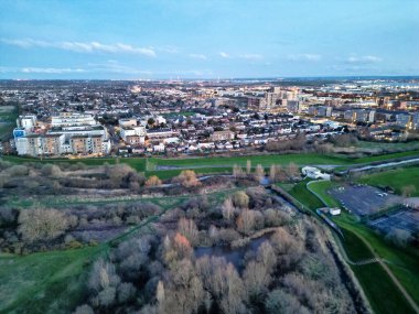Dagenham City 'nin Yüksek Açılı Manzarası İngiltere' nin Doğu Londra Başkenti Gün Batımında Büyük Britanya. Hava Görüntüleri 2 Mart 2024 'te İHA' nın Kamerasıyla Orta Yükseklikten çekildi..
